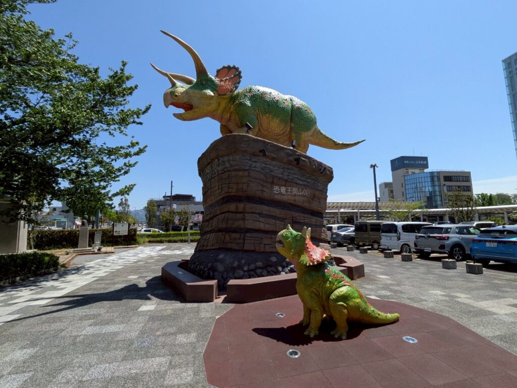 福井駅前の恐竜のモニュメント
