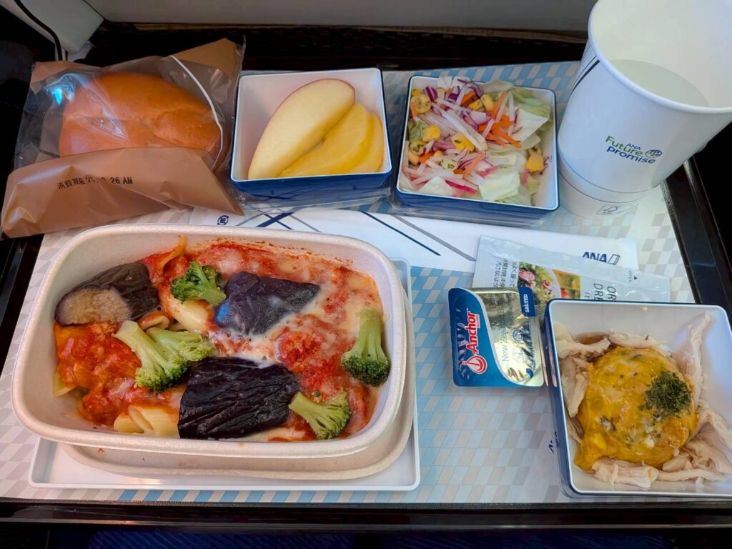 ANA　羽田-ミラノ　朝食　なすとブロッコリーのトマトペンネグラタン