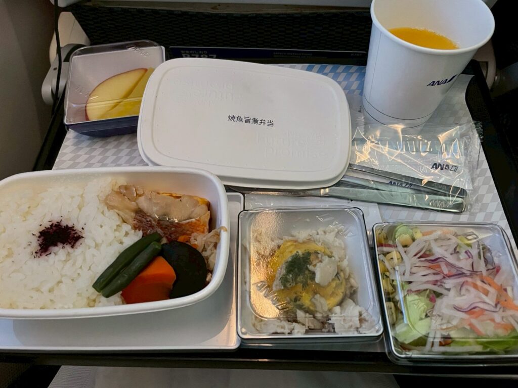 ANA　羽田-ミラノ　朝食　焼魚 旨煮弁当