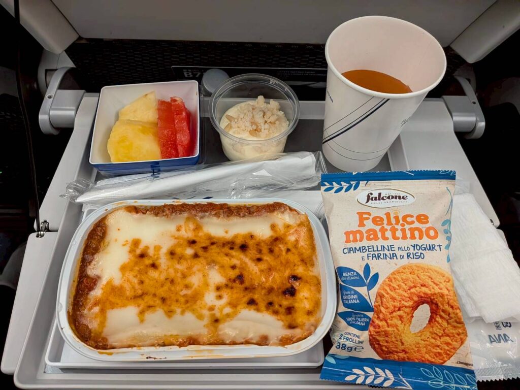 ANA　ミラノ-羽田　朝食　ビーフラザニア