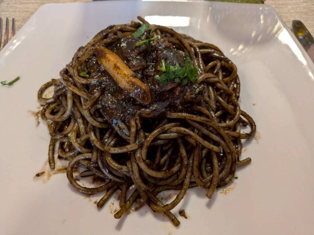 ベネチア　イカ墨パスタ