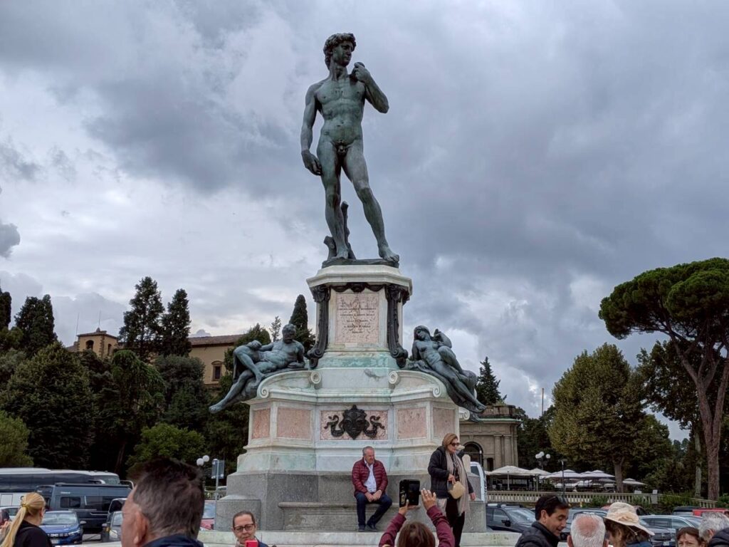 ミケランジェロ広場のダビデ像